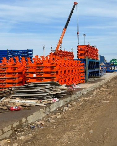 Прямо сейчас, на строительной площадке нового лесозавода, кипит работа!